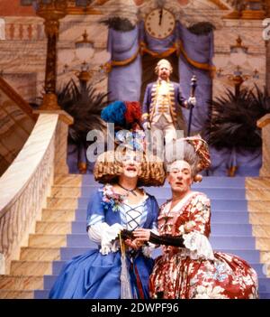 l-r: Derek Newark (Gloria), Robert Stephens (Euphoria) in CINDERELLA am Lyttelton Theatre, National Theatre (NT) London 15/12/1983 Bühnenbild: William Dudley Kostüme: Deirdre Clancy Beleuchtung: William Bundy Choreografie: David Toguri Regie: Bill Bryden Stockfoto