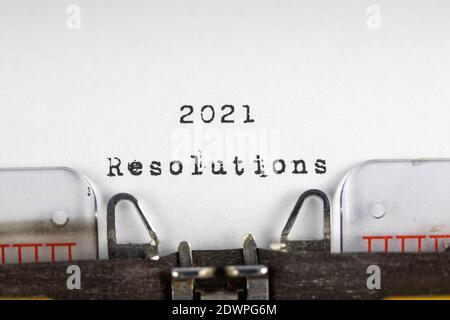 2021 Resolutionen auf einer alten Schreibmaschine geschrieben Stockfoto