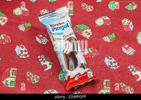 PULA, KROATIEN - 10. DEZEMBER 2020: Kinder Bueno Schokoladenbonbon Bar. Kinder Pingui ist eine Schokoladenriegel, die vom italienischen Konditorei-Hersteller Ferrero hergestellt wird. Stockfoto