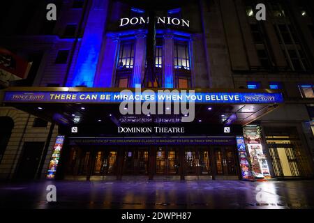 London, Großbritannien. - 21. Dezember 2020: Vor dem Dominion Theater an der Tottenham Court Road, wegen Einschränkungen durch Coronaviren nur wenige Tage vor Weihnachten geschlossen. Stockfoto