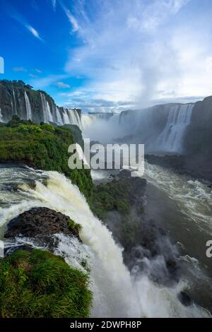 Einer der größten Wasserfälle der Welt, Foz do Iguaçu (Iguazu-Wasserfälle), von der brasilianischen Seite aus gesehen Stockfoto