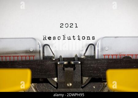 2021 Resolutionen auf einer alten Schreibmaschine geschrieben Stockfoto