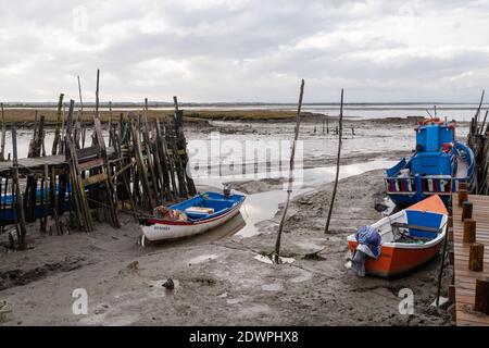 Carrasqueira, Portugal - 19. Dezember 2020: Docks und Angelboote in Cais Palatifico in Carrasqueira an der Flussmündung des Sado Stockfoto