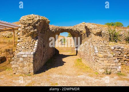 Grosseto, Italien - 4. September 2020. Ein Tonnengewölbe Eingang zu den Ruinen des Amphitheaters in Roselle oder Rusellae, einer antiken etruskischen / römischen Ruine Stockfoto