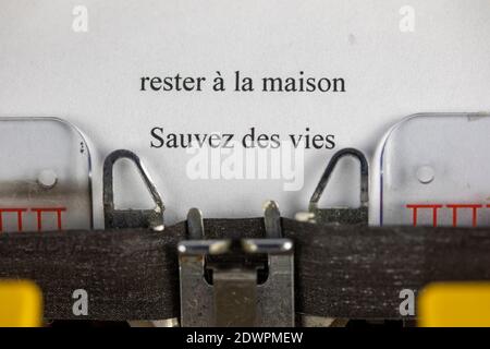 Rester à la maison, sauvez des vies (zu Hause bleiben, Leben retten) auf einer alten Schreibmaschine geschrieben Stockfoto