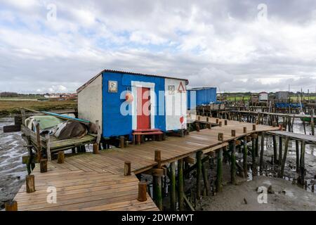 Carrasqueira, Portugal - 19. Dezember 2020: Blick auf die zerbrochenen alten Docks und Piers bei Cais Palatifico an der Mündung des Sado Stockfoto