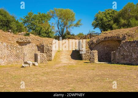 Grosseto, Italien - 4. September 2020. Einer der Eingänge zu den Ruinen des Amphitheaters in Roselle oder Rusellae, einer alten etruskischen und römischen Stadt Stockfoto