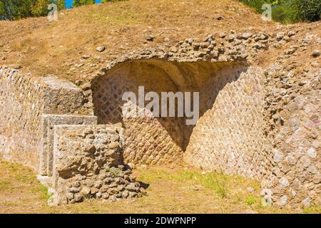 Grosseto, Italien - 4. September 2020. Die Ruinen des Amphitheaters in Roselle oder Rusellae, einer antiken etruskischen und römischen Stadt in der Toskana. Stockfoto