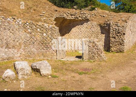 Grosseto, Italien - 4. September 2020. Die Ruinen des Amphitheaters in Roselle oder Rusellae, einer antiken etruskischen und römischen Stadt in der Toskana. Stockfoto