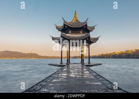 Sonnenaufgang Blick auf Jixian Pavillon, das historische Wahrzeichen in am West Lake, in Hangzhou, China. Stockfoto