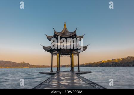 Sonnenaufgang Blick auf Jixian Pavillon, das historische Wahrzeichen in am West Lake, in Hangzhou, China. Stockfoto