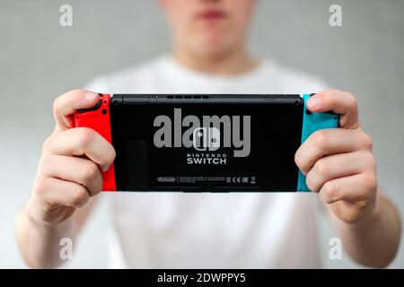 Ein Teenager, der auf einer Nintendo Switch Computerspielkonsole spielt Stockfoto