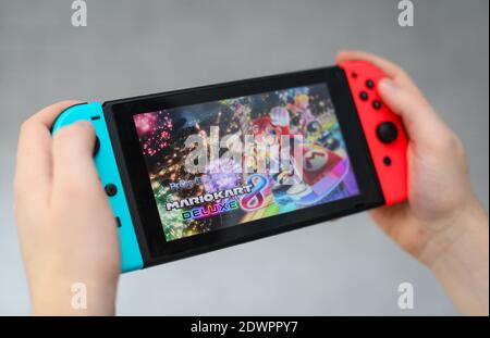 Ein Teenager spielt Mario Kart auf einem Nintendo Switch Computer Spielkonsole Stockfoto