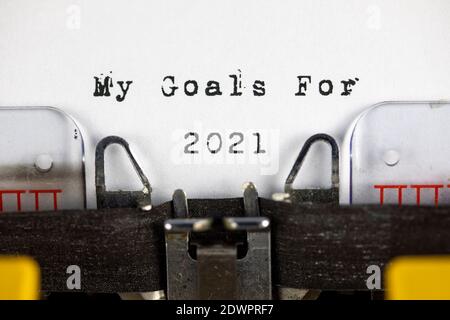 Meine Ziele für 2021 geschrieben auf einer alten Schreibmaschine Stockfoto