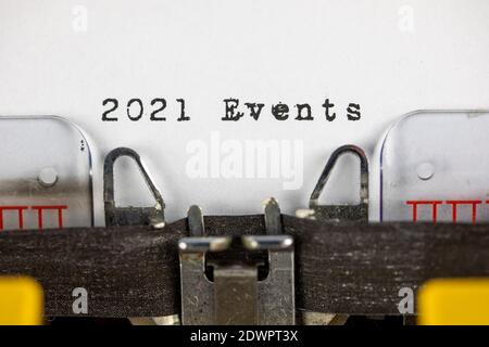2021 Ereignisse auf einer alten Schreibmaschine geschrieben Stockfoto