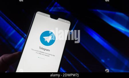 Telegram Messenger App Intro mit Logo auf Smartphone-Bildschirm mit blauem Hintergrund. Beliebte weltweit sichere verschlüsselte Chat von Pavel Durov gegründet. Stockfoto