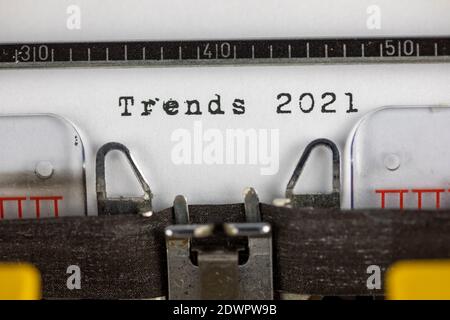 Trends 2021 geschrieben auf einer alten Schreibmaschine Stockfoto