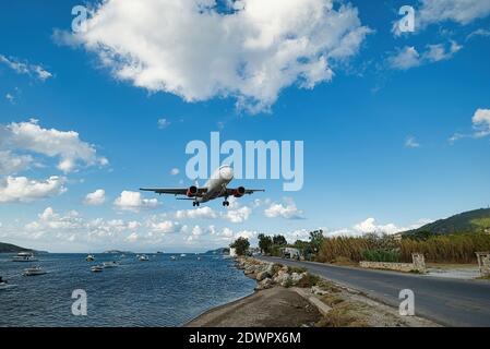 SKIATHOS, GRIECHENLAND - 12. Sep 2020: 9-1-2020 Griechenland, Skiathos Stadt, Skiathos Insel Flughafen. Schwierige Landung des Flugzeugs Stockfoto