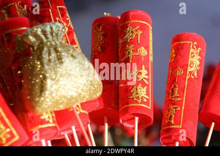 Eine Nahaufnahme von chinesischen Neujahrsdekorationen auf Stöcken. Hintergrundbild Stockfoto