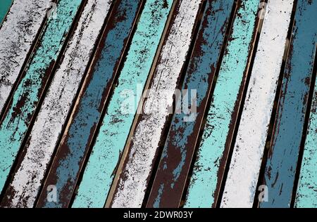 Verwitterte, verwitterte Außentischplatte in einem englischen Garten, norfolk, england Stockfoto