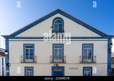 Sines, Portugal - 20. Dezember 2020: Blick auf das Kulturzentrum Emmerico Nunes in Downtwon Sines in Portugal Stockfoto