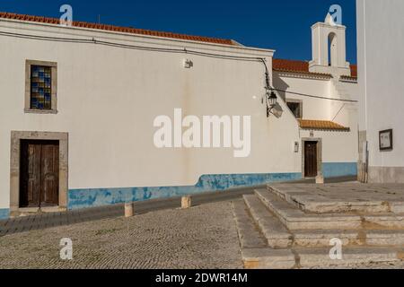 Sines, Portugal - 20. Dezember 2020: Blau und weiß typisch portugiesische Gebäude in der Altstadt von Sines Stockfoto