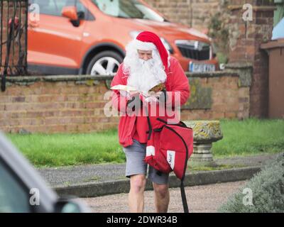 Sheerness, Kent, Großbritannien. Dezember 2020. Ein festlicher Postbote in Sheerness, Kent, zur geschäftigsten Zeit der Royal Mail. Kredit: James Bell/Alamy Live Nachrichten Stockfoto