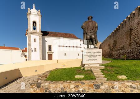Sines, Portugal - 20. Dezember 2020: Die Statue von Vasco da Gama in seiner Heimatstadt Sines Stockfoto