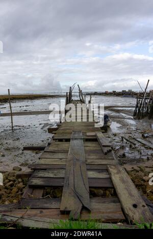 Ein Blick auf die kaputten alten Docks und Piers Cais Palatifico an der Flussmündung des Sado Stockfoto