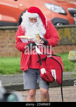 Sheerness, Kent, Großbritannien. Dezember 2020. Ein festlicher Postmann in Sheerness, Kent, zur geschäftigsten Zeit der Royal Mail. Kredit: James Bell/Alamy Live Nachrichten Stockfoto