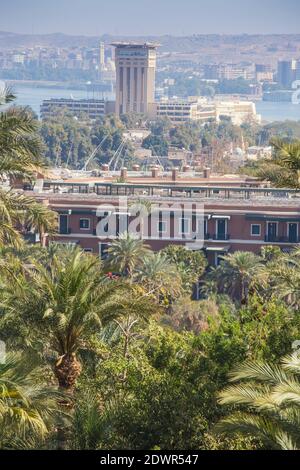 Ägypten, Oberägypten, Assuan, Blick auf das neue Cataract Hotel und Mövenpick Resort Stockfoto