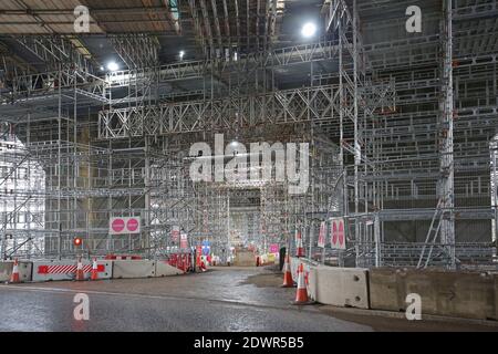 Gerüst unter der Autobahn M25 Gade Valley Viaduct, Kings Langley, Großbritannien. Zugang zu den Stahlträgern für die Verstärkung. Stockfoto