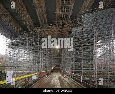 Gerüst unter der Autobahn M25 Gade Valley Viaduct, Kings Langley, Großbritannien. Zugang zu den Stahlträgern für die Verstärkung. Stockfoto