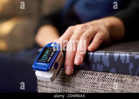 Junge weibliche Hand mit Pulsoximeter Nahaufnahme. Stockfoto