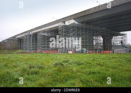 Gerüst unter der Autobahn M25 Gade Valley Viaduct, Kings Langley, Großbritannien. Zugang zu den Stahlträgern für die Verstärkung. Stockfoto