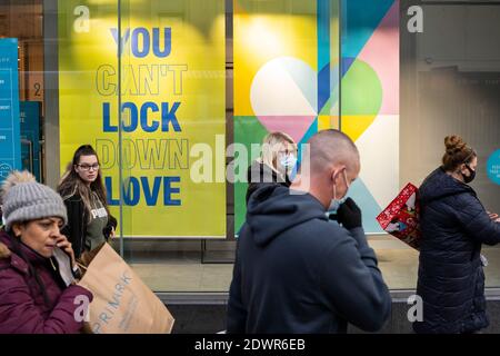 Glasgow, Schottland, Großbritannien. 23 Dezember 2020. Shopper in großer Zahl im Stadtzentrum von Glasgow mit 2 Shopping-Tagen Nebel bis Weihnachten und dann der Beginn einer möglicherweise langen strengen Sperre. Iain Masterton/Alamy Live News. Stockfoto