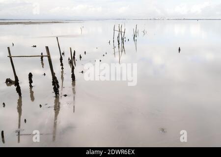 Ein Blick auf die kaputten alten Docks und Piers Cais Palatifico an der Flussmündung des Sado Stockfoto