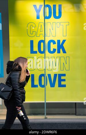 Glasgow, Schottland, Großbritannien. 23 Dezember 2020. Shopper in großer Zahl im Stadtzentrum von Glasgow mit 2 Shopping-Tagen Nebel bis Weihnachten und dann der Beginn einer möglicherweise langen strengen Sperre. Iain Masterton/Alamy Live News. Stockfoto