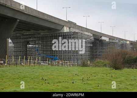 Gerüst unter der Autobahn M25 Gade Valley Viaduct, Kings Langley, Großbritannien. Zugang zu den Stahlträgern für die Verstärkung. Stockfoto