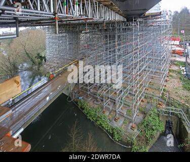 Gerüst unter der Autobahn M25 Gade Valley Viaduct, Kings Langley, Großbritannien. Zugang zu den Stahlträgern für die Verstärkung. Stockfoto