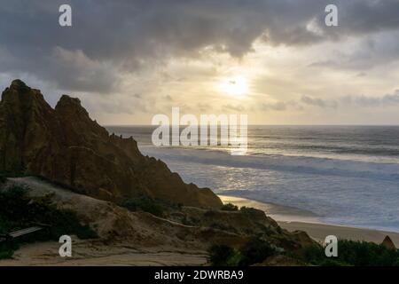 Viele bizarre erodierte Sanddünen am Atlantischen Ozean mit Wellen Rollen bei Sonnenuntergang ein Stockfoto