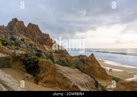 Blick auf große Sanddünen und zerbrochenen Zugang zum Strand Straße stark durch Wind und Wasser Erosion auf dem betroffen Küste Stockfoto