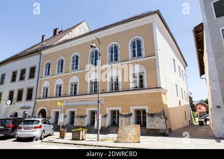 Hitlerhaus mit Gedenkstein, Geburtshaus von Adolf Hitler in Braunau am Inn OÖ Stockfoto