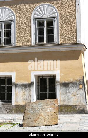 Hitlerhaus mit Gedenkstein, Geburtshaus von Adolf Hitler in Braunau am Inn OÖ Stockfoto