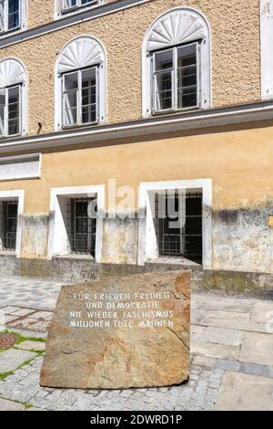 Hitlerhaus mit Gedenkstein, Geburtshaus von Adolf Hitler in Braunau am Inn OÖ Stockfoto