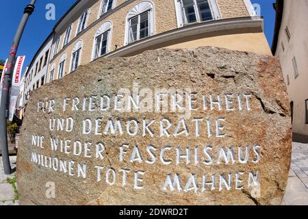 Hitlerhaus mit Gedenkstein, Geburtshaus von Adolf Hitler in Braunau am Inn OÖ Stockfoto