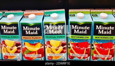 Houston, Texas USA 10-07-2020: Minute Maid Marke sortiert Fruchtsaftkartons aufgereiht auf einem Walmart Supermarkt Regal in Houston, TX. Stockfoto