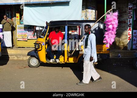 Ooty, Tamil Nadu, Indien - Januar, 2017: Der alte Mann geht auf der Straße und verkauft Süßigkeiten auf dem Stock. Für die Aufmerksamkeit ist er mit kleinen Glocke. Stockfoto