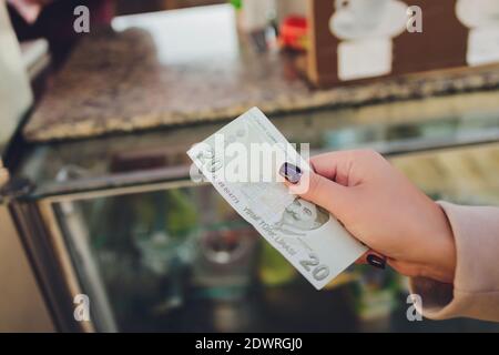 Die Frau ist Zählen türkische Lira Banknoten Stockfoto