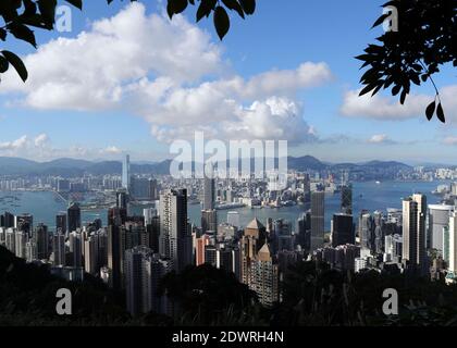 Hongkong, China. Juni 2020. Foto zeigt einen Blick durch den Victoria Hafen in Hongkong, Südchina, 11. Juni 2020. Quelle: Li Gang/Xinhua/Alamy Live News Stockfoto